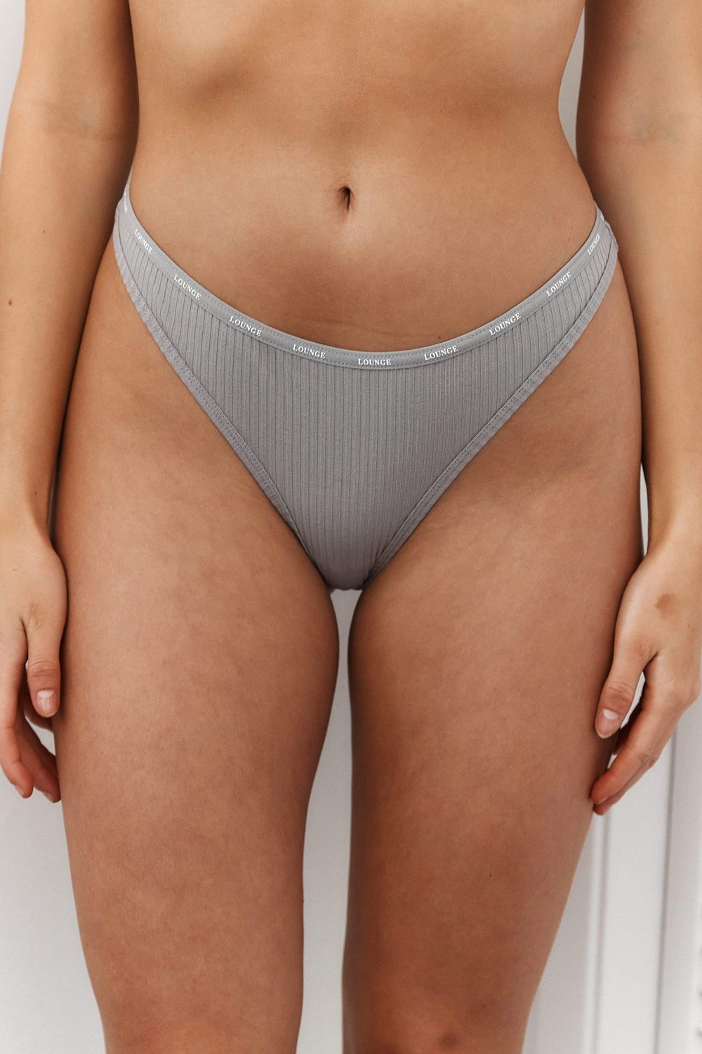 Lounge Underwear So Soft Geribbeld String Grijs | IL6840251